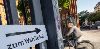 Wähler auf dem Weg zur Stimmabgabe anlässlich der Bundestagswahl, der Wahl zum Berliner Abgeordnetenhaus und der Abstimmung über ein Volksbegehren in einem Wahllokal in Berlin-Prenzlauer Berg.