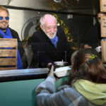 Frank Zander und Dieter Hallervorden verteilen Essen aus dem Food Truck an Bedürftige. Foto: IMAGO / Future Image