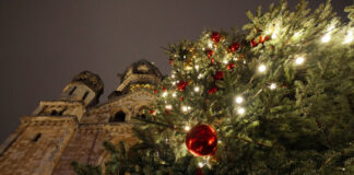 Der Weihnachtsbaum an der Gedächtniskirche. macht Lust aufs Fest. Foto: IMAGO / Sabine Gudath