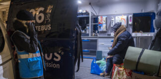 Obdachloser wird vom Kältebus betreut