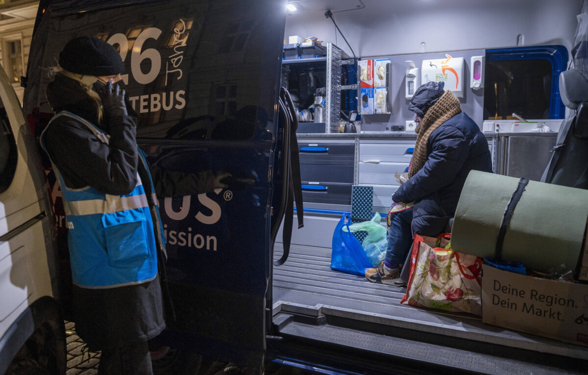 Die Kaeltebusse der Berliner Stadtmission sind in den frostigen Naechten ueber die Weihnachtsfeiertage besonders haeufig Obdachloser wird vom Kältebus betreut