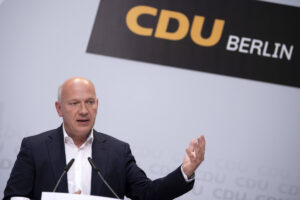 Berliner CDU-Chef Kai Wegner auf dem Podium. 