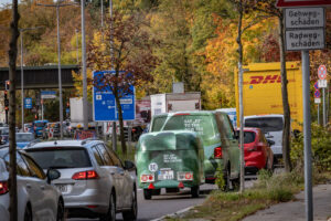 Berlin Verkehr / Straßenverkehr: Autobahn A111 in Berlin Reinickendorf ist stadtauswärts zwischen Holzhauser Straße und Waidmannsluster Damm gesperrt wegen Bauarbeiten. Der Verkehr / Straßenverkehr inklusive des Schwerlastverkehrs LKW zwängt sich durch Seitenstraßen, hier am Waidmannsluster Damm - 19.10.2022 Verkehr *** Berlin traffic road traffic freeway A111 in Berlin Reinickendorf is closed out of town between Holzhauser Straße and Waidmannsluster Damm due to construction work traffic road traffic including heavy truck traffic squeezes through side streets, here at Waidmannsluster Damm 19 10 2022 traffic