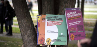 Demo-Schilder am Baum.