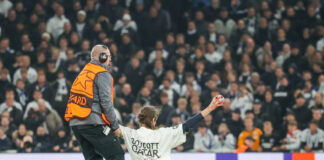 Ein Aktivist mit symbolisch blutverschmierten Händen wird von Security abgeführt.Bild: IMAGO/Gonzales Photo