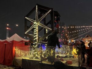 Holzriesenrad auf dem Weihnachtsmarkt auf dem RAW-Gelände. 