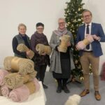 Vier Menschen mit Decken