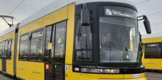 Straßenbahnfahrer in einer Straßenbahn
