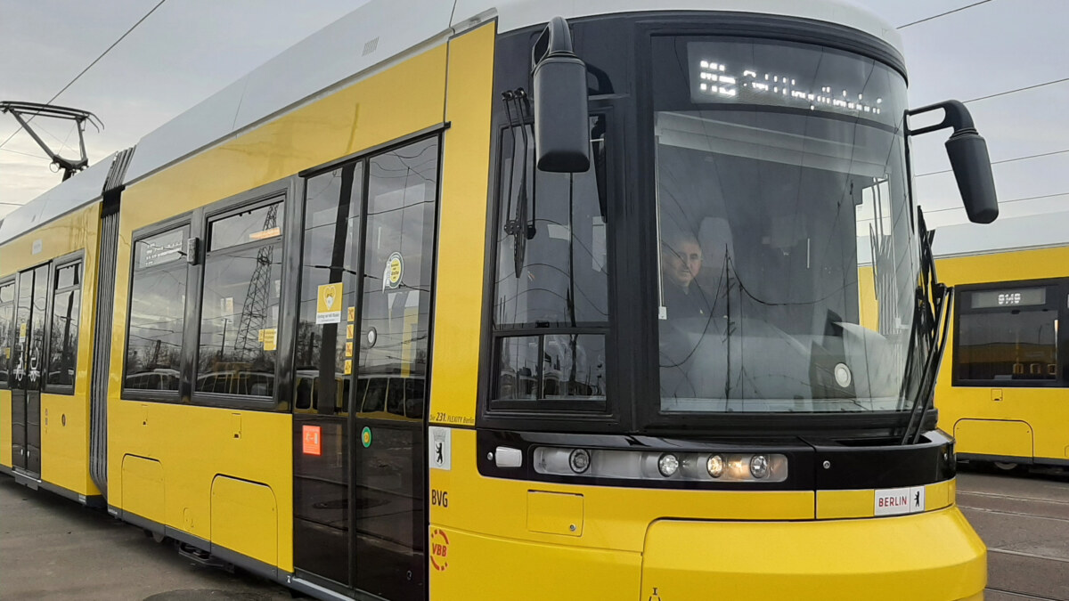 BVG Straßenbahnfahrer in einer Straßenbahn