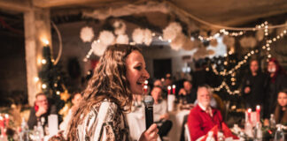 Gemeinsam ein Essen mit Bühnenprogramm genießen: Darum geht es bei der Heiligabend Gala. Bild: Veranstalter