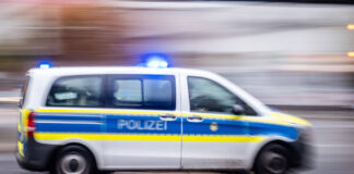 Die Berliner Polizei sucht nach einem Unbekannten, der in Niederschönhausen eine Tankstelle überfallen hat. Bild: IMAGO / Seeliger