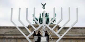 Der Chanukka-Leuchter am Brandenburger Tor wurde entzündet. Bild: dpa/Christoph Soeder