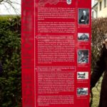 Enthüllung der Informationstele „Das Sanatorium Lichterfelde“: Mit dabei waren die Kulturstadträtin Cerstin Richter-Kotowski (rechts) und Nina Haeberlin von der Stolpersteininitiative der Markusgemeinde Steglitz