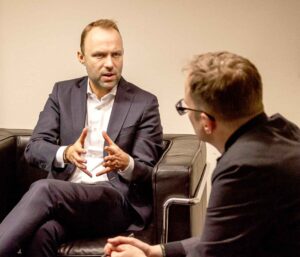 Berliner-Abendblatt-Redakteur Nils Michaelis beim Gespräch mit Sebastian Czaja in dessen Fraktionsbüro. Bild: Berliner Abendblatt/Sascha Uhlig