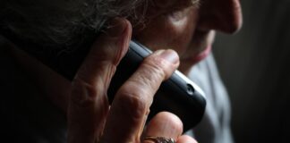 Einsame ältere Menschen können sich über die Feiertage an die Silbernetz-Hotline wenden. Bild: dpa/Karl-Josef Hildenbrand
