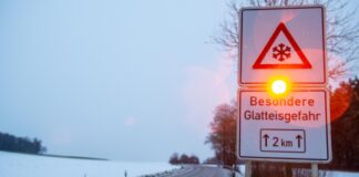 Auto- und Bahnfahrer müssen wegen Glatteisbildung mit Verkehrsstörungen rechnen. Bild: dpa / Stefan Puchner