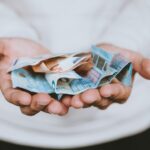 Ein Mann hält Geld in der Hand