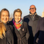 Vier Menschen auf einem Balkon