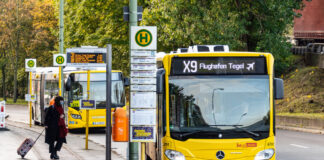 Bus X9 hält an einer Bushaltestelle.