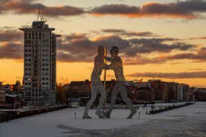 Winterlicher Sonnenuntergang über der Spree. Foto: IMAGO / A. Friedrichs