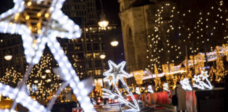 Weihnachtsshopping im beleuchteten Berlin.
