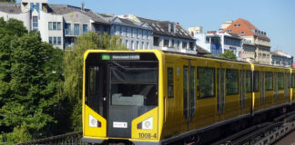 Ein Zug der U1 am U-Bahnhof Hallesches Tor in Kreuzberg. Bild: IMAGO/Frank Sorge