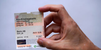 Eine Hand hält ein 29-Euro-Ticket