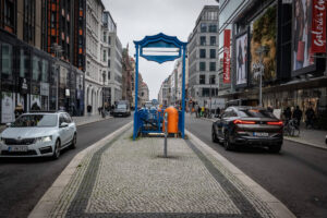 In dem ehemals gesperrten Teil der Friedrichstraße fahren wieder Autos. Jarasch hält an dem Plan für eine Fußgängerzone fest. Bild: IMAGO/Frank Sorge