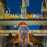 Weihnachtsbeleuchtung an der Mall of Berlin, aufgenommen in Berlin, 30.11.2022.