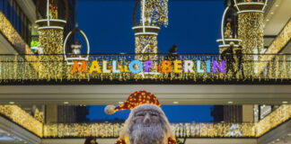 Weihnachtsbeleuchtung an der Mall of Berlin, aufgenommen in Berlin, 30.11.2022.