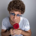 Atze Schröder mit roter Blume