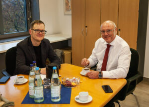 Ulrich Schneider im Gespräch mit Redakteur Nils Michaelis. Bild: Sascha Uhlig