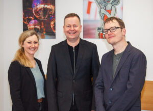 Klaus Lederer mit Chefredakteurin Sara Klinke und Redakteur Nils Michaelis in der Zentrale der Berliner Linken in Mitte. Bild: Sascha Uhlig