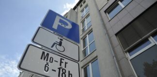 Berlin-Mitte ändert seine Erteilungspraxis für Schwerbehindertenparkplätze - weitere Bezirk sollen folgen. Foto: IMAGO / Seeliger