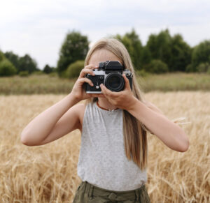 Kinder für die Technik hinter den Bildern begeistern, das versucht der Workshop im Museum für Fotografie. Foto: IMAGO / Westend61