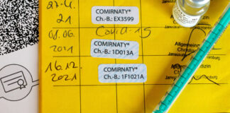 Impfbuch mit Aufklebern des Corona-Impfstoffs von Pfizer. Foto: IMAGO / blickwinkel
