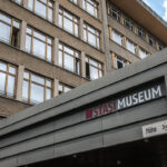 Die Forschungs- und Gedenkstätte Normannenstraße im Haus 1 der ehemaligen Zentrale des Ministeriums für Staatssicherheit ist eine Einrichtung zur Information über die Tätigkeit der Staatssicherheit, über Widerstandsbewegungen und Opposition in der DDR. Bild: IMAGO/Rolf Kremming