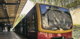 Zug der S1 steht an Haltestelle.
