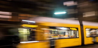 Eine Berliner Straßebahn bei Nacht.