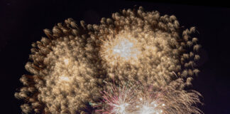 Bunte Feuerwerksraketen steigen bei der Vorführung von Silvesterfeuerwerk einer Firma in Sehmatal in den Himmel. Sehmata