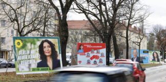 Die Plakate hängen mal wieder. Bild: IMAGO / Future Image