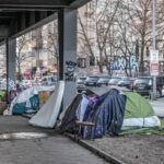 Obdachlose in Zelten unter U-Bahn-Trasse der U1 , Skalitzer Strasse, Kreuzberg, Berlin Obdachlose in Zelten unter U-Bahn