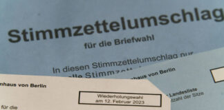 Wahlschein und Stimmzettelumschlag fuer die Wiederholungswahl am 12.02.2023 zum Abgeordnetenhaus von Berlin, Briefwahl,