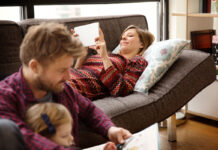 Familie entspannt im eigenen Zuhause.