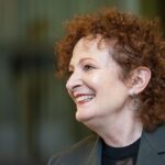 Nan Goldin ist Fotografin und Filmemacherin. Foto: Christophe Gateau/dpa/Archivbild