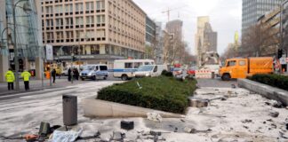 Fahrzeugteile liegen nach einem illegalen Autorennen in der Tauentzienstraße.