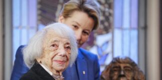 Margot Friedländer, Holocaust-Überlebende, und Franziska Giffey (SPD), Regierende Bürgermeisterin von Berlin, nach der Verleihung des Bundesverdienstkreuzes 1. Klasse neben einer Büste, die Friedländer zeigt. Foto: Kay Nietfeld/dpa