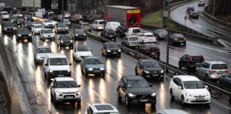 Fahrzeuge stauen sich auf einer Autobahn.