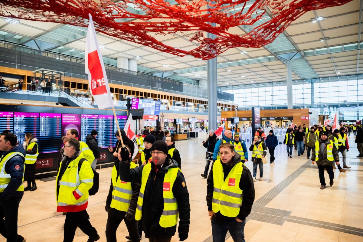 Etwa 1500 Streikende Bei Kundgebung Am BER