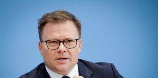 Carsten Schneider, Beauftragter der Bundesregierung für Ostdeutschland, bei einer Bundespressekonferenz 2022.